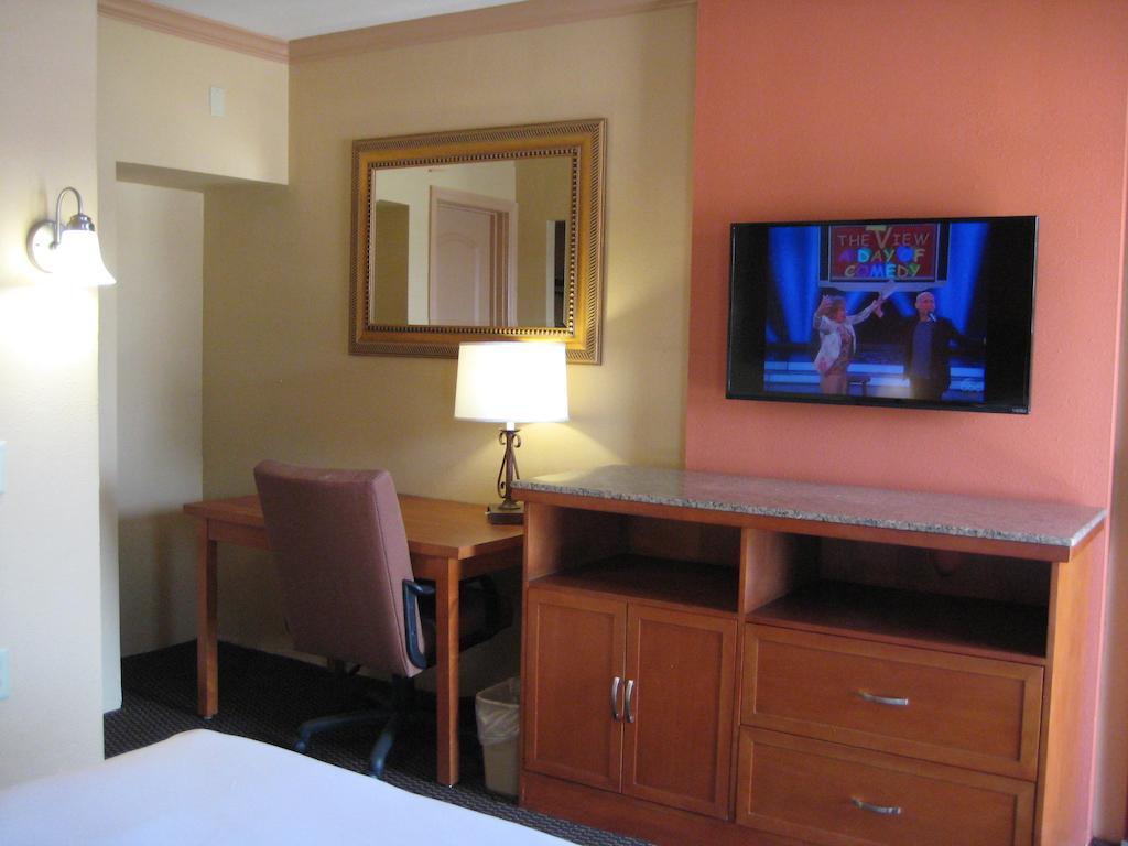 Americas Best Value Inn - Porterville Room photo