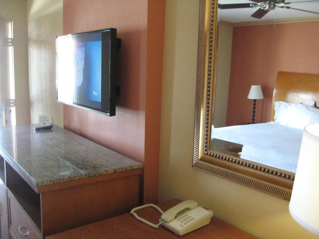 Americas Best Value Inn - Porterville Room photo